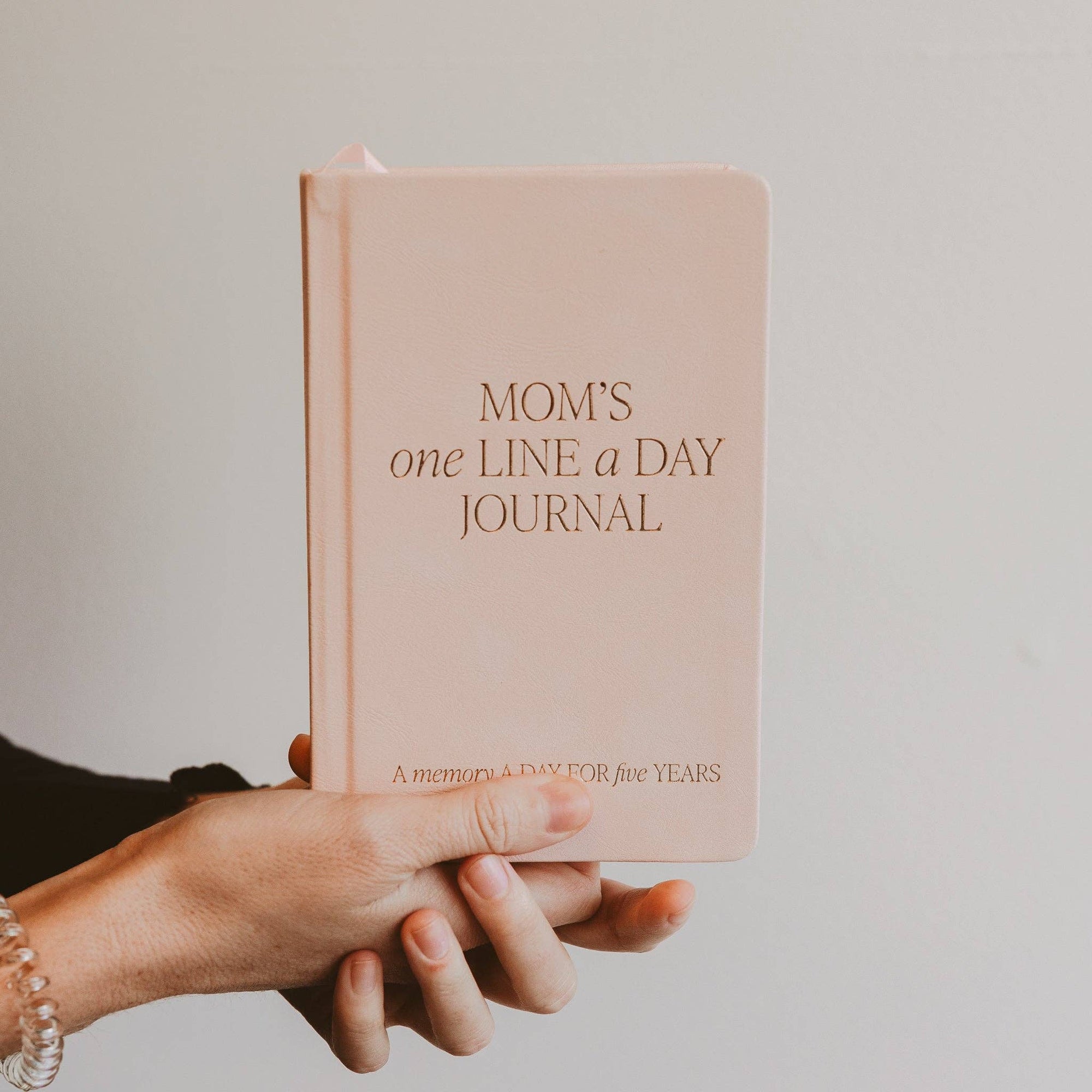 Mom&#39;s One Line A Day Leather Journal - Mother&#39;s Day Gifts